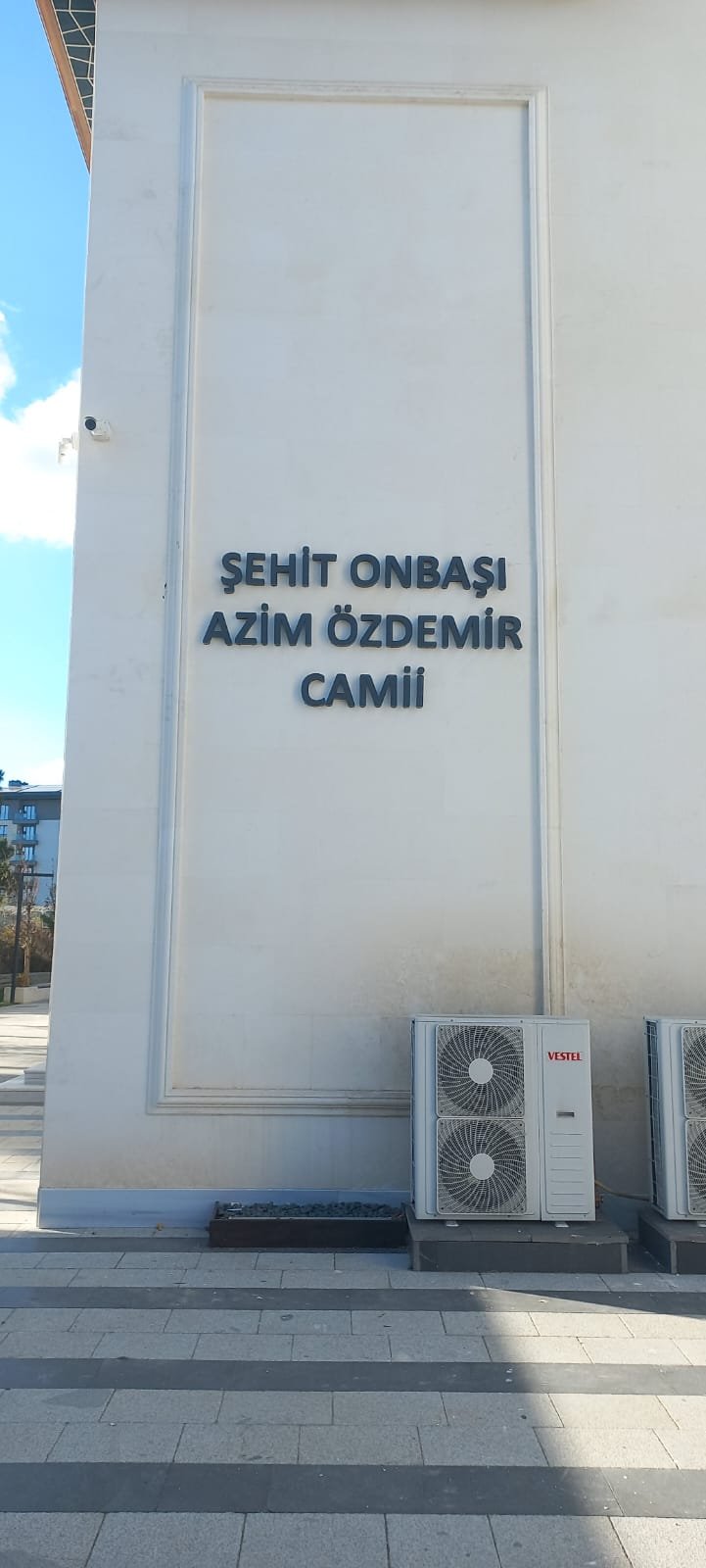 Şehit Onbaşı Azim Özdemir Camii cephesinde kutu harf tabela
